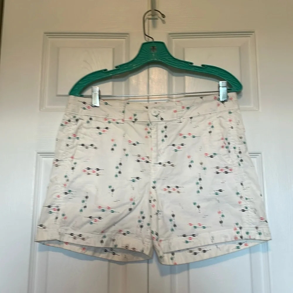 Eddie Bower women’s shorts sz 6. Arrow motif in aqua coral tan navy. Cream base.